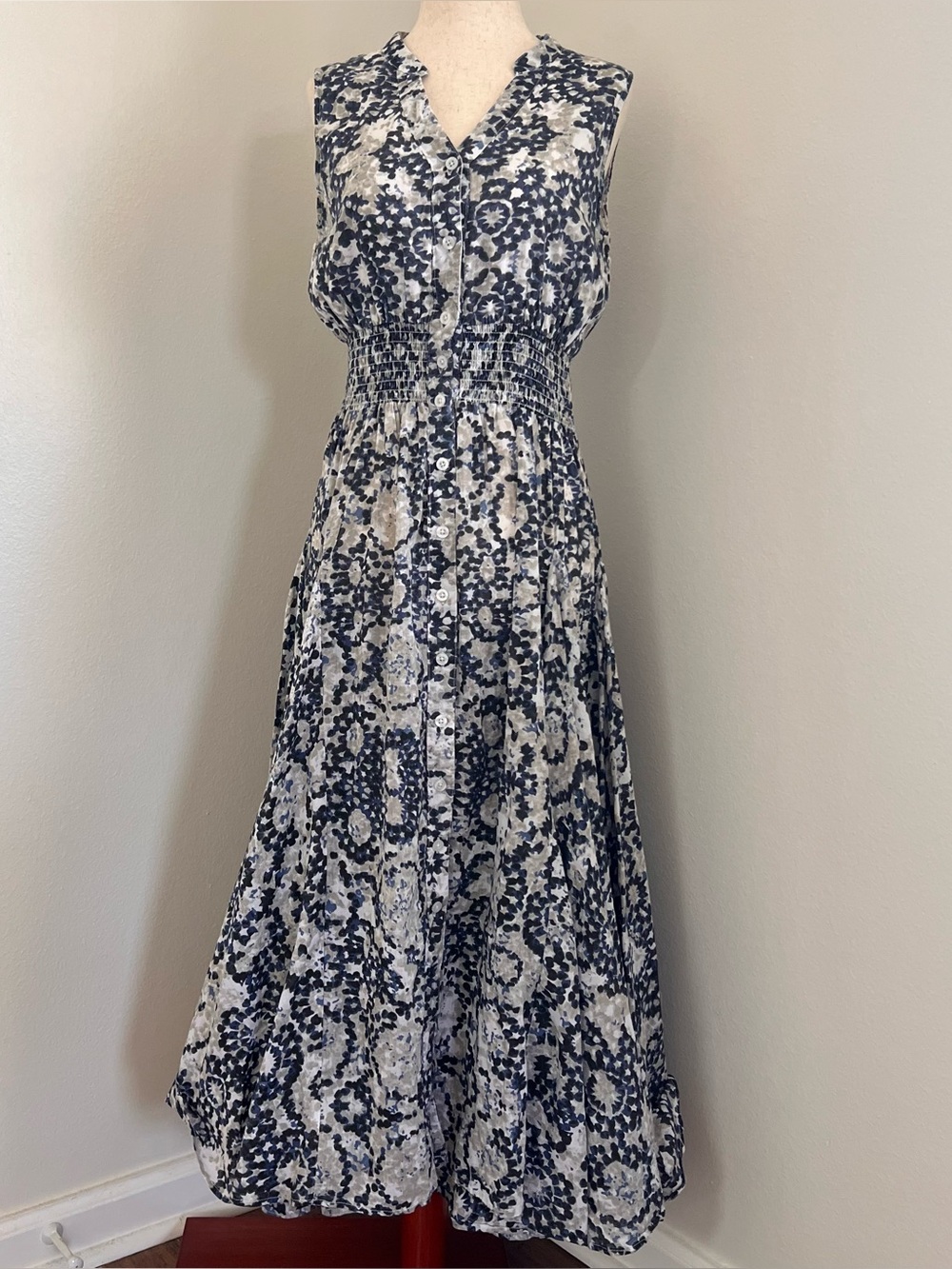 Chelsea & Theodore blue floral midi dress with smocked waist. Size: XS